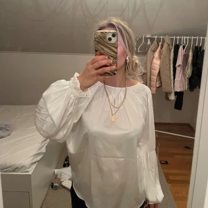 Vit silkes plus - Blusen är använd endast en gång och är i helt nytt skick. 