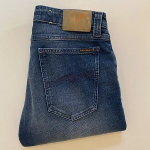Vintage nudie jeans - Marinblåa nudie jeans (Storlek W31 L32) Mycket bra skick endast liten slitning syns på sista bilden//  Pris kan diskuteras //  Skriv vid minsta fråga eller fundering💯🤝