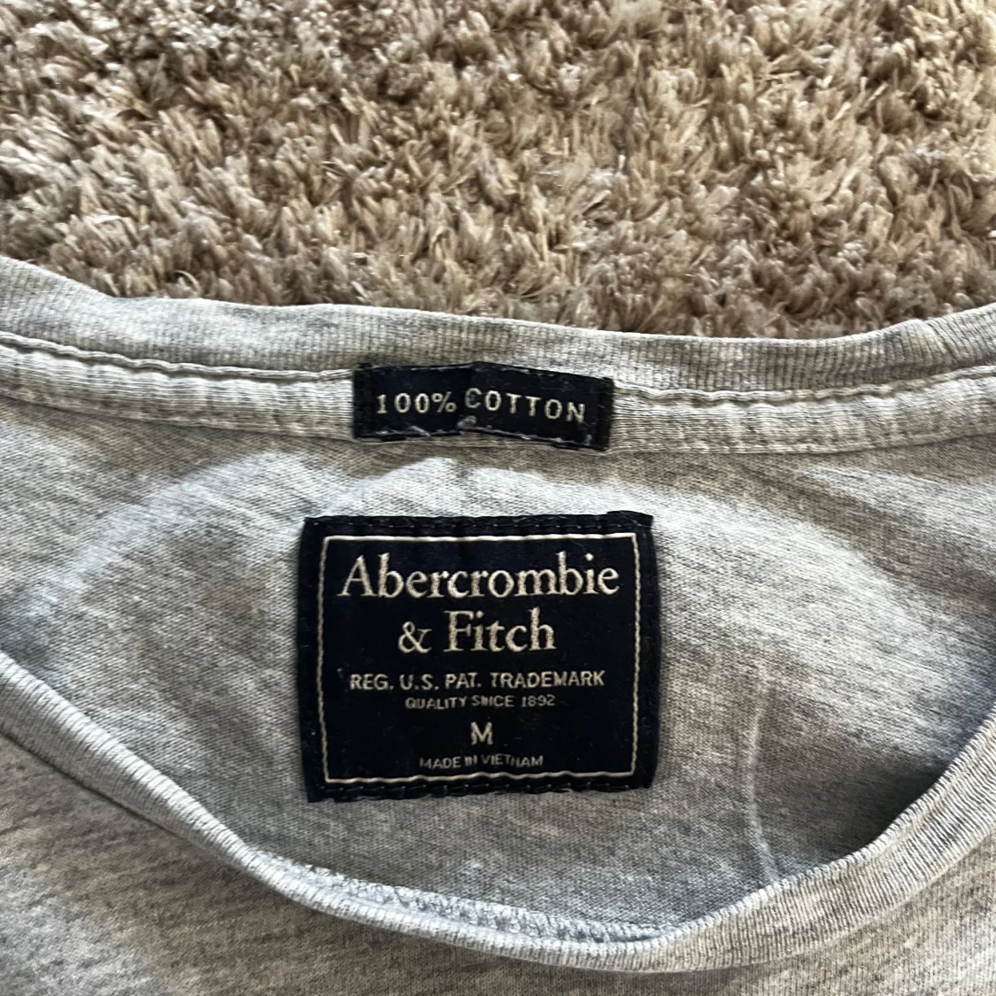 Grå t-shirt från Abercrombie & Fitch - 1