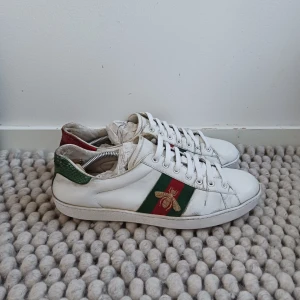 Gucci Ace - Gucci Ace skor i bra skick, bra skick! Endast några defekter såsom att färgen har spruckit på några ställen och slitet inuti vid hälen inget som syns eller märks vid användning. Box o dustbag medkommer ej.
