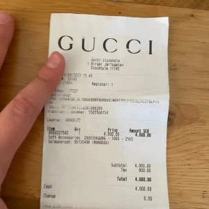 Svart keps från Gucci med grönt och rött band - Säljer en svart keps från Gucci med klassiskt grönt och rött band på sidan. Kepsen har justerbar rem baktill och diskret mönster i tyget. Märkeslapp på insidan och storlek M (58 cm).