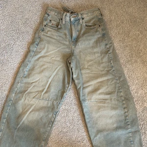 Ljusblåa loose jeans från urban outfitters  - Säljer ett par ljusblåa jeans från Urban outfitters med loose fit och raka ben. Byxorna har aldrig använts och är i bra kvalitet.  Storlek- 24W 32L 