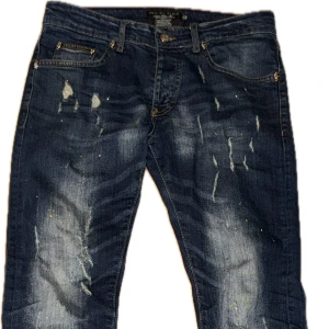 Philipp Plein Jeans - Äkta Philipp Plein Jeans i storlek W30, Köpte för ett tag sedan men dem är i bra skick har knappast använt dem nu pris är CA 8000kr och jag vill ha 2000kr för dem kan gå ner i pris vid snabb affär, jag kan frakta!
