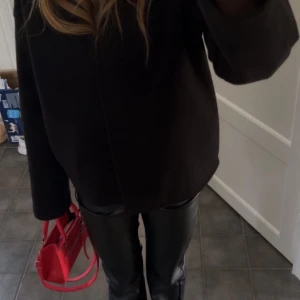 Röd handväska med krokopräglat mönster - Säljer en snygg röd handväska med krokopräglat mönster och silverfärgade detaljer. Väskan har både handtag och axelrem samt en dragkedja framtill. Knappt använd och köpt på Vinted. 