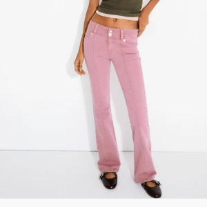 Rosa bootcut jeansbyxor - Säljer ett par rosa bootcut jeansbyxor. Helt nya inte använd alls!! Säljer för aldrig använt dem!!💓 tyvärr ett litet hål på insidan av byxan syns ej utanpå!!💓💓