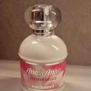 Anaïs Anaïs Premier Délice parfym från Cacharel - Cacharel Anais Anais Premier Delice är en Eau de Toilette. Denna flaska innehåller 50 ml. Endast testsprayad med 3-4 sprayiningar.