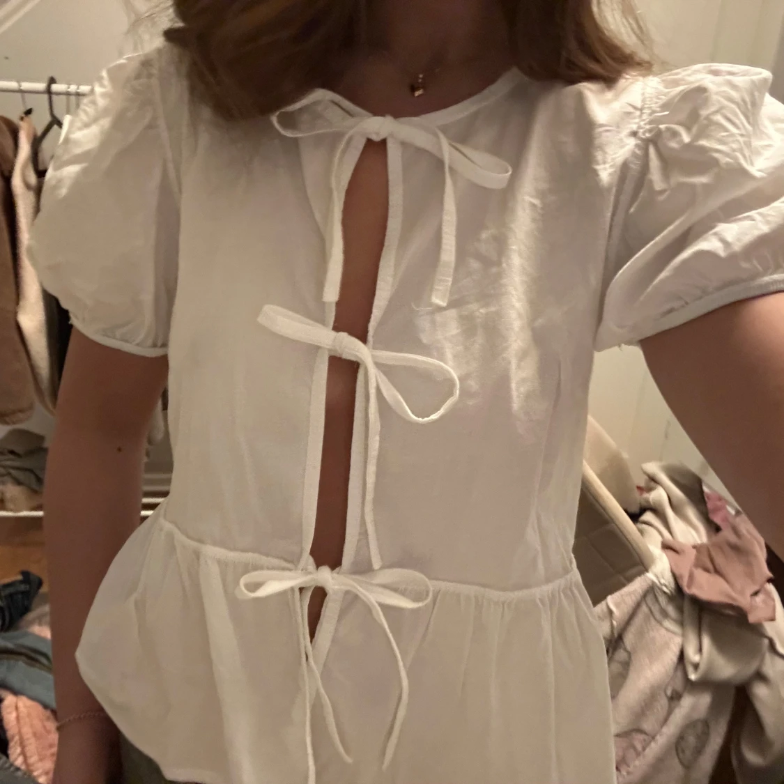 Vit blus med knytband