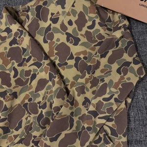 Camouflagefärgad hoodie från Polo Ralph Lauren - Säljer en snygg hodie exlusive från Polo Ralph Lauren i camouflage-mönster. Tröjan har rund halsringning och är tillverkad i mjukt material. Perfekt för en avslappnad och cool stil. Den är tvär skön