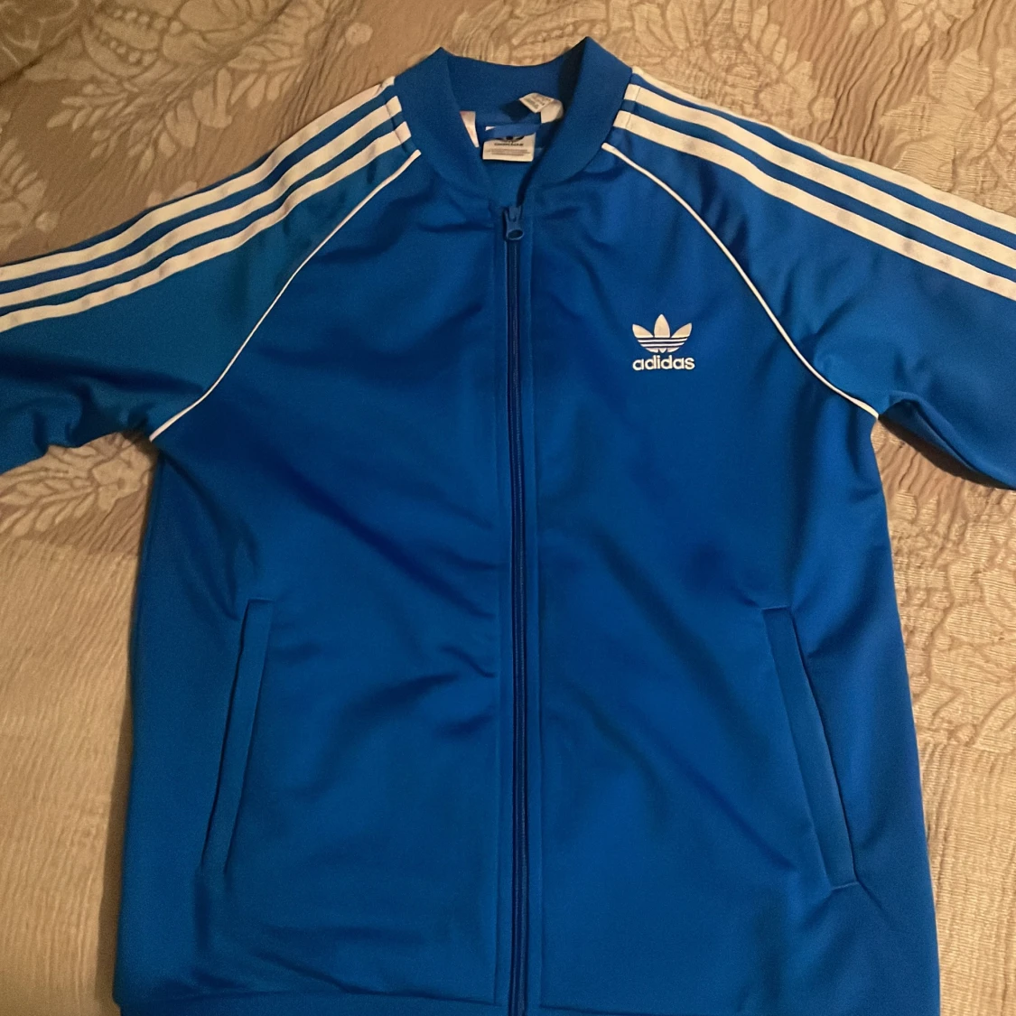 Blå Adidas träningsbyxor med vita ränder - 3