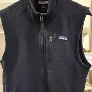 Mörkblå fleeceväst från Patagonia - Riktigt fin Patagonia fleeceväst i storlek M.    Utmärkt skick, inga defekter. Skriv gärna om du undrar nått, eller vill ha fler bilder.