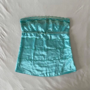Vintage bandeau topp m paljetter spets  - Så snygg men måste sälja för att den inte passar :( storlek 36 på lappen men passar mer som 38, dm för mått 🤍 med dragkedja o band under bysten som går att knyta 