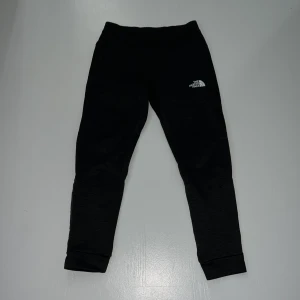 North Face byxor  - Svarta byxor från North Face med fickor på sidorna. Dem är inte använda mycket och är mycket bra kvalitet.