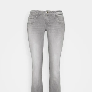 Grå bootcut jeans - säljer dessa gråa Ltb jeans i str 28/30, lite slitna vid foten då jag trampat på de, men de är inget man ser eller tänker på🥰