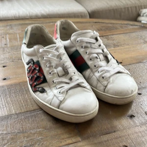 Gucci ace  - Säljer mina vita Gucci ace snake sneakers i storlek 42, skorna har små slitningar som visat på bilderna, dock inget som riktigt sticker ut. Kom dm om ni har några frågor🙌🐍