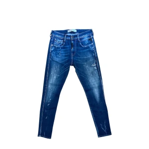 Blå Replay Jeans - Säljer dessa snygga jeans från Replay i storlek W30. ”Maestro denim selection”. Riktigt sköna med fina detaljer 🙌