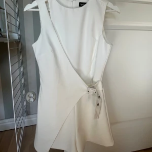 Vit omlottklänning med shorts  - Vit omlottklänning med shorts, nyskick 