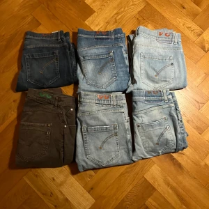 Dondup jeans bulk x6 strl 30-33W - Sex par klassiska jeansbyxor i olika blå och en brun/grå nyans. Alla har raka ben och femficksdesign med tydliga bakfickor och kontrastsömmar. Perfekta för dig som gillar retrostil och vill ha flera färgval i garderoben. Size 30-33W. Skriv i dm om ni skulle vilja ha ett par jeans så fixar jag bilder. Priset går såklart att diskutera✌️