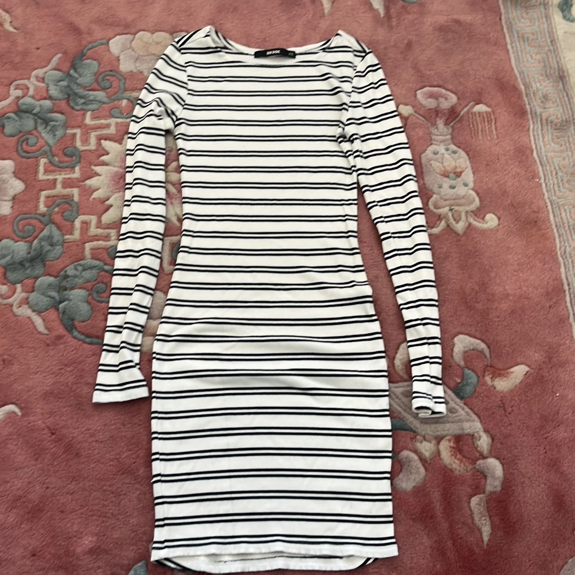 Vit och svart randig ribbad klänning från BikBok