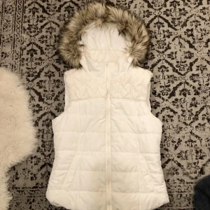 väst  - säljer denna jätte fina väst i bra skick utan skador 💗