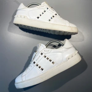 Valentino Skor - Hej! Säljer nu mina skor från märket Valentino, storlek 39.5 bra skick, givetvis äkta. Tveka inte på att höra av dig om du har frågor eller funderingar kring skorna! 