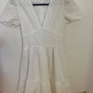Studentklänning  - Perfekt studentklänning med fint mönster, storlek XS💖