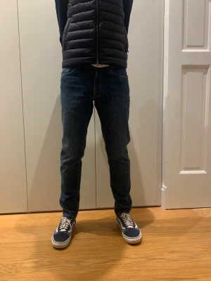 Oscar Jacobsson jeans  - Asfeta jeans från Oscar Jacobson! W31 L32 modellen är 183cm lång och väger 66kg. Skicket är 8/10 de är använda men inget fel på dem. Priset är endast 449kr