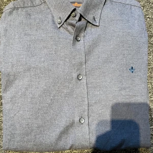 Morris skjorta - Säljer nu min gråa Morris skjorta. Skick 10/10 som ny. Storlek M. Pris kan gå ner vid snabb affär. Skriv vid minsta fundering 🤝🏻🙌