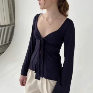 Mörkblå långärmad topp med knyt framtill - Söt topp från design by si, den har tecken på användning, storlek xs/s
