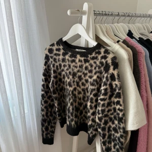 Leopard tröja  - Super fin stickad tröja fån NA KD! Den är i storlek xxs men jag som har S kan ha den!💞❤️