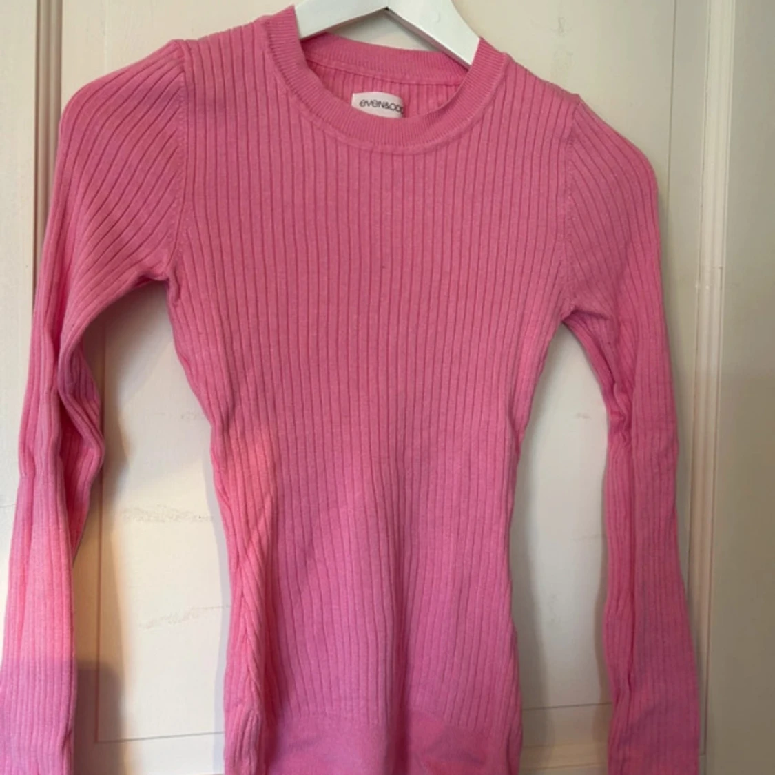 Rosa ribbad tröja