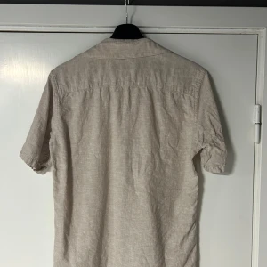 Linnéskjorta Only & Sons  - Säljer nu en beige Only & Sons linnéskjorta som är perfekt nu till våren och sommaren. Denna skjorta passar till nästan allt( shorts, linnebyxor,jeans och allt annat) den är skum fit så den har riktigt go passform. Skriv vid frågor mvh Viggo