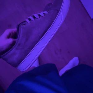 Beige/bruna lanvin skor - Säljer ett par beige/bruna lanvin skor då de inte längre kommer till användning, skorna har inga större defekter och säljs för ett rimligt pris. Skorna är i storlek 42 och är i hyfsat skick, på första bilden ser man hur skorna ser ut om jag skulle rengöra dom och på sista bilden ser man hur de ser ut just nu. Skriv gärna om ni har några funderingar.