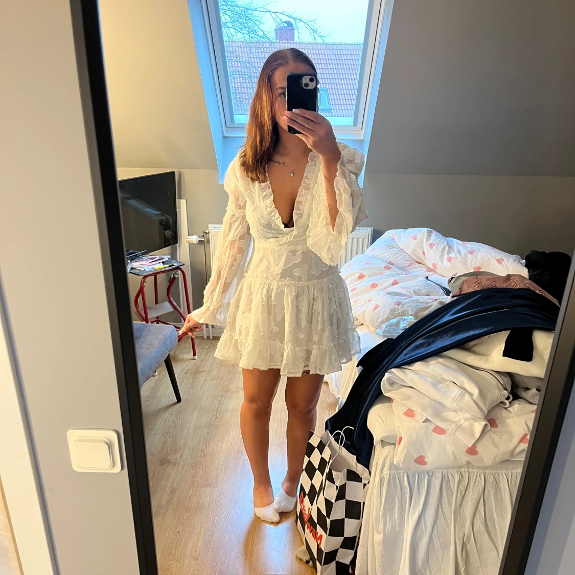 Vit omlottklänning med volang från Boohoo