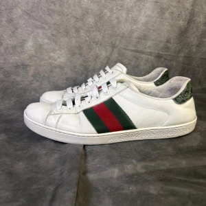 Gucci ace sneakers  -  fint skick | Size uk 7 passar 41,5  | fraktar spårbart inom 24 timmar med PostNord eller instabox | inget og medföljer 