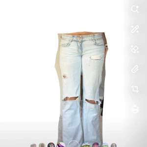 Ljusblå bootcut jeans med slitningar - As snygga bootcut jeans säljer då de e för små för mig. Dom är nersydda men inget som syns eller som man tänker på. Midjemått:37/38 innerbenslängd ca 76. Jag är 163 för referens