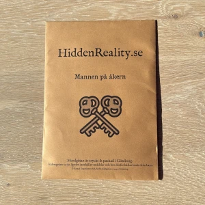 Mordspel Mannen på åkern - Ett svenskt mordmysteriespel där du som privatdetektiv ska lösa ett ouppklarat mord från 1994. Spelet är snabbt att komma igång med och passar 2-8 spelare. Speltid är 2-4 timmar och svårighetsgraden är medel. Detta spelet är helt nytt, då jag redan hade spelat det när jag fick den!