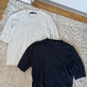 Två stickade tröjor i svart och vit - Säljer två enkla stickade tröjor från H&M, en svart och en vit. Båda har rund halsringning och halvlånga ärmar. Perfekta att matcha med jeans eller kjol för en stilren look.