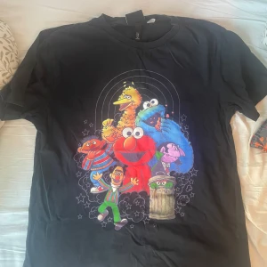 Svart t-shirt med Sesame Street-tryck - från h&m
