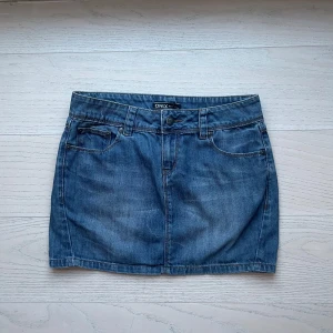 Jeanskjol  - Snygg jeanskjol ifrån only i W27, midjemåttet är 35 cm rakt över ❤️