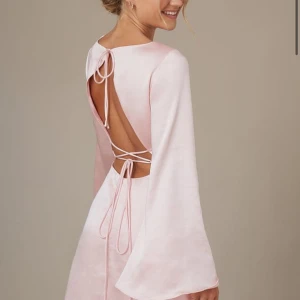 Ljusrosa långärmad klänning med öppen rygg från NA-KD - Supersöt ljusrosa klänning från NA-KD med långa ärmar och öppen rygg. Klänningen har knytband i ryggen och ett flowy fall. Open Back Flowy Dress Nakd x Hanna Schönberg , Ny med prislapp säljer då den tyvärr inte passade mig perfekt till sommar, säljs inte längre 