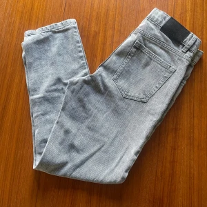 Grå Grunt jeans - Säljer dessa gråa Grunt jeans. Skicket är 9/10. Jeansen är väldigt snygga och perfekta till nästan varje outfit. Storleken är W26 men de är snäppet större.