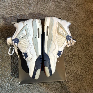  Air Jordan 4 Retro Midnight Navy GS - Säljer ett par Nike Air Jordan 4 Retro i färgen Midnight Navy. De är som nya!
