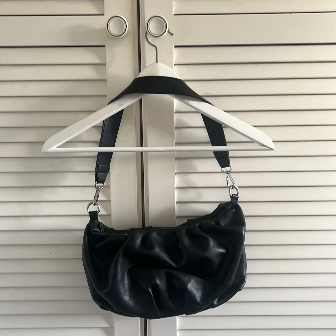 Svart axelväska i syntet - 1