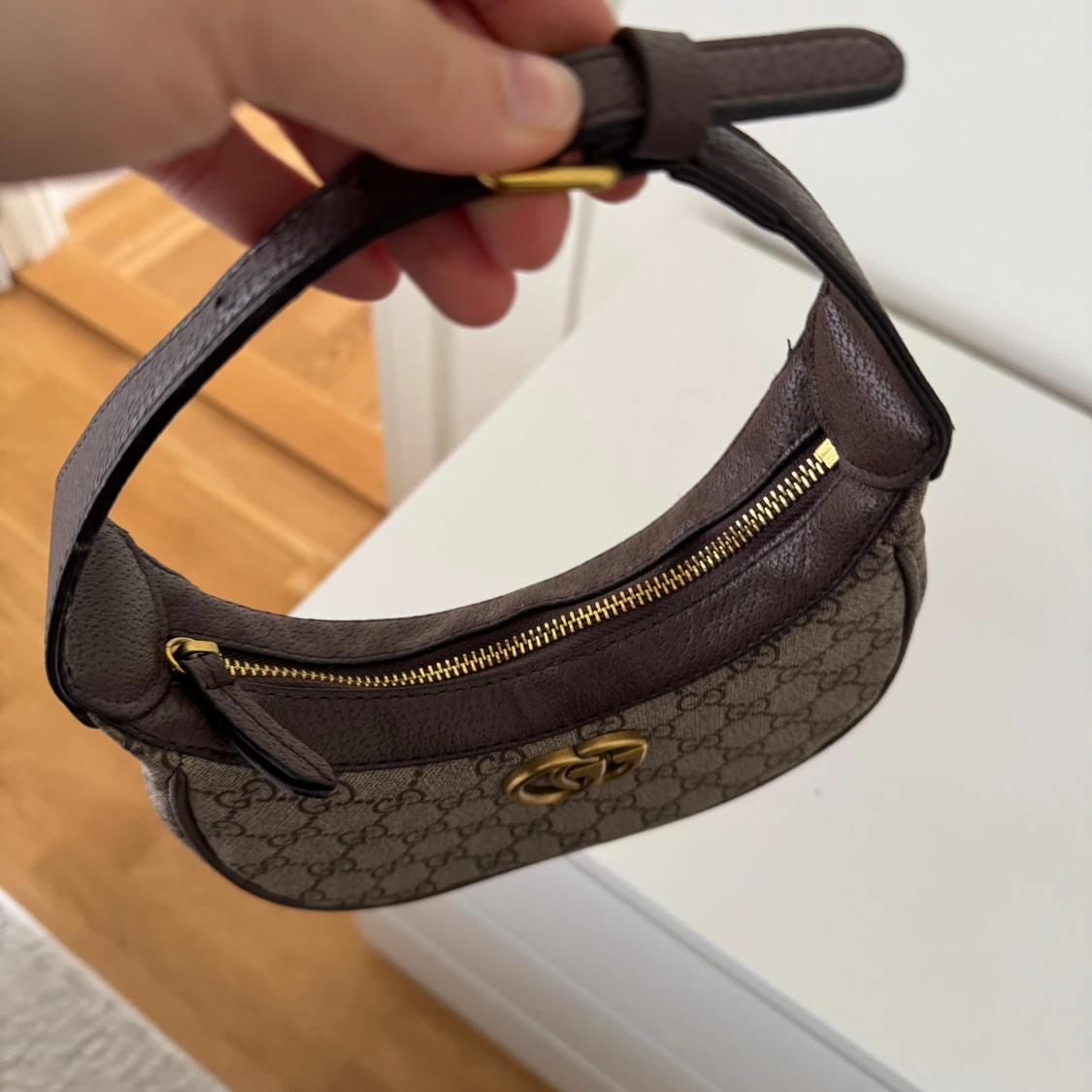 Mönstrad axelväska med gulddetaljer - 1