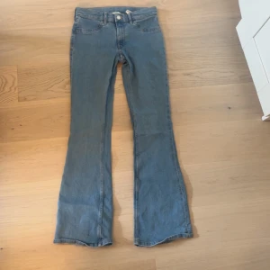 Low waist jeans  - Low waist jeans från H&M med flared leg och justerbar midja, väldigt lite använda så jeansen ser ut som nya! Storlek 164,  jeansen ser mörkare ut på de två första bilderna 3dje bilden är jeansen riktigt färg! Pris kan diskuteras 
