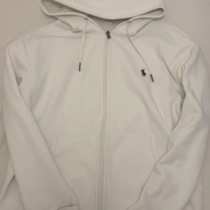 Vit kofta ifrån Polo Ralph Lauren - Säljer nu en riktigt snygg Ralph lauren kofta, skicket är riktigt bra och i strl M. Tveka inte att höra av dig vid frågor😁