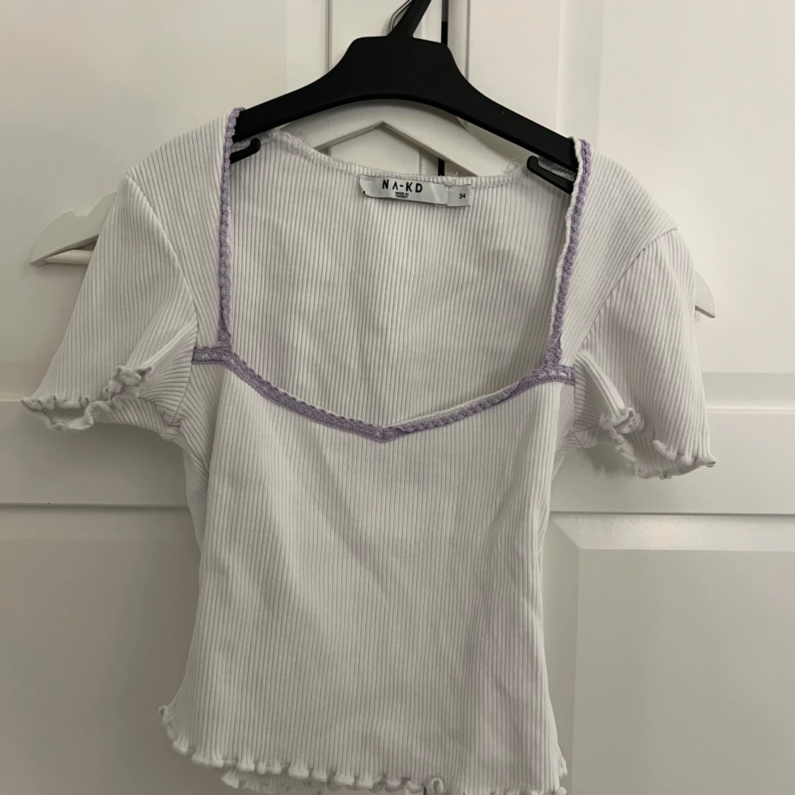 Vit ribbad topp med lila kant från NA-KD
