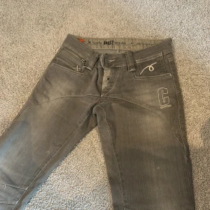 Grå jeansbyxor från Object - Säljer ett par väldigt low waist grå jeansbyxor från Object