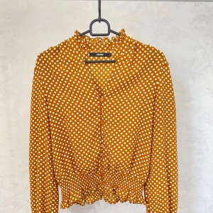 Fin senapsgul tröja - Senapsgul blus med vita prickar