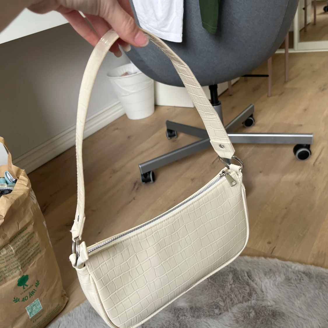 Vit handväska i typ vit läder  - 3
